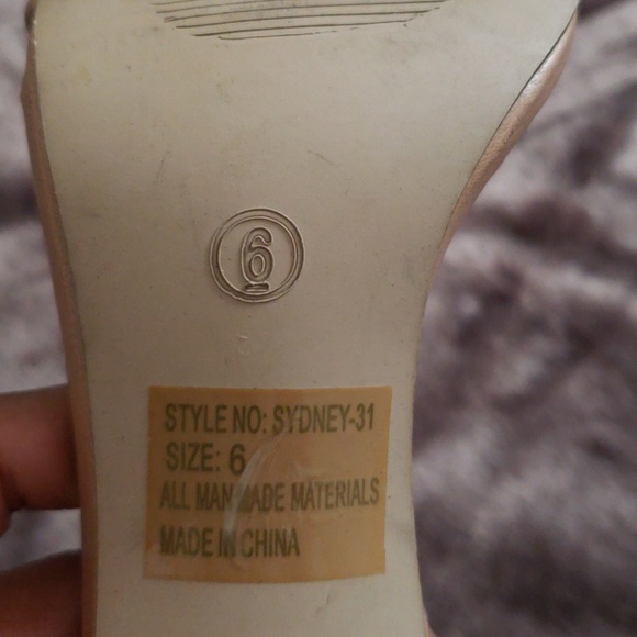 Breckelle's shoes size 6 nude - Picture 5 of 7